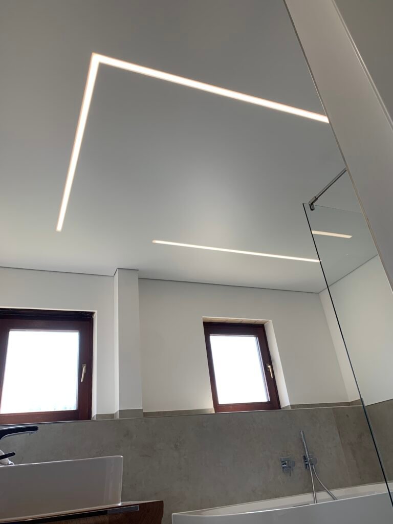 Spanndecke mit LED-Lichtlinien in modernem Badezimmer