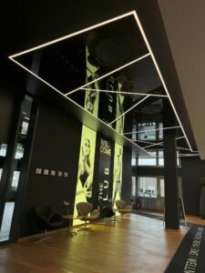 Korridor mit Spanndecke und moderner Lichtlösung