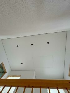 Spanndecke im Flur mit Spotlights und modernem Design